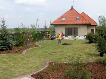 Taki duży trawnik, to idealny wybieg dla piesków